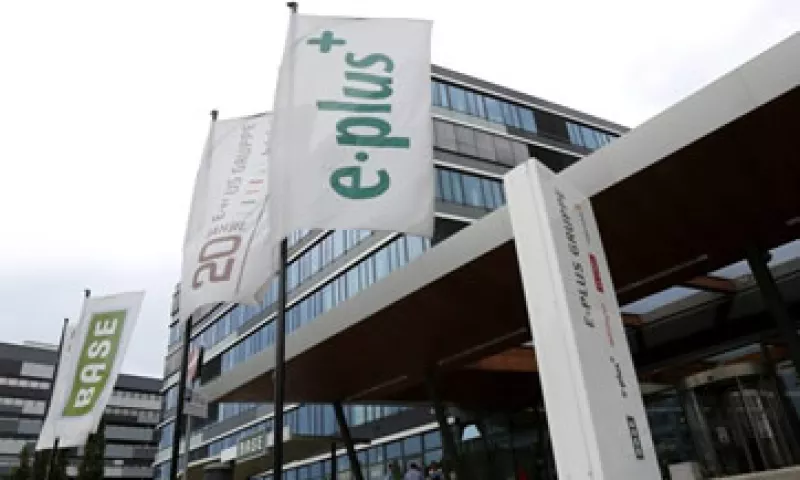 E-Plus dijo el martes que es posible que Telefónica o KPN podrían renunciar a frecuencias para conseguir el aval de las autoridades europeas.  (Foto: Reuters)