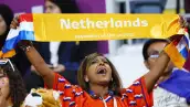 ¿Cuáles son los Países Bajos y por qué se llaman así y no Holanda? Una aficionada de la selección de este país sostiene una bufanda donde se lee "Netherlands" durante el juego de octavos de final entre Países Bajos y Estados Unidos de Qatar 2022 en el Estadio Internacional Khalifa, en Doha, Qatar. 