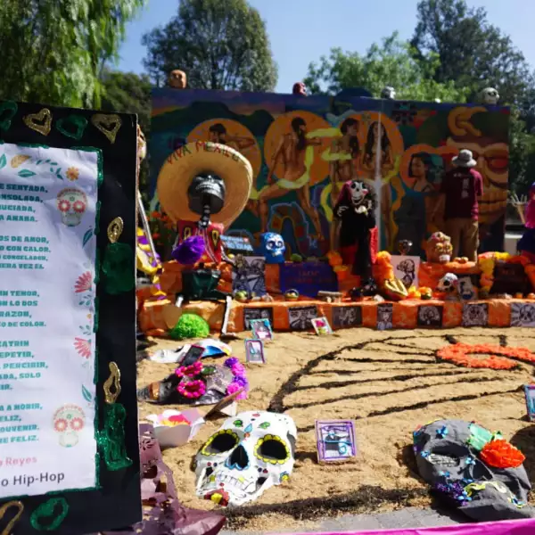Inicia la instalación de las ofrendas por el Día de Muertos en la Ciudad de México. 