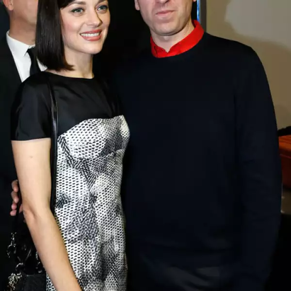 Marion Cottillar y el director creativo de Dior, Raf Simons.