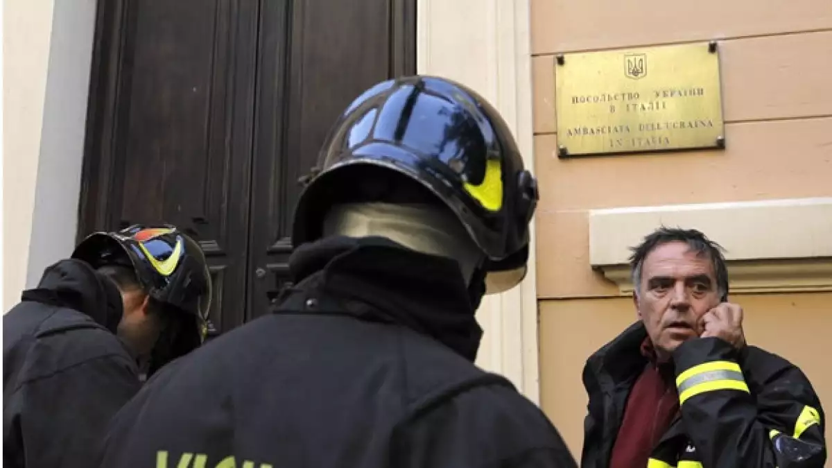 Reuters bomberos embajada chile roma