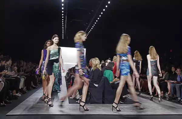 Modelos muestran parte de la colección primavera 2010 de BCBG Max Azria.