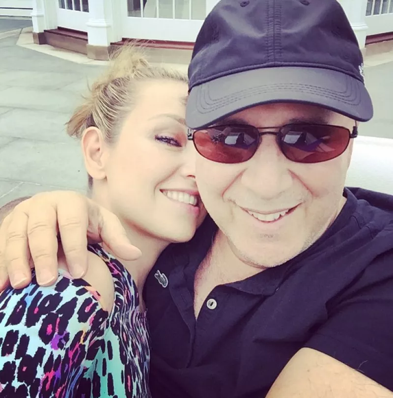 El empresario llega a los 66 años de vida este martes y 15 de ellos los ha pasado junto a la cantante mexicana, logrando una relación estable y digna de envidiarse por muchos famosos, ¿cómo lo logran?