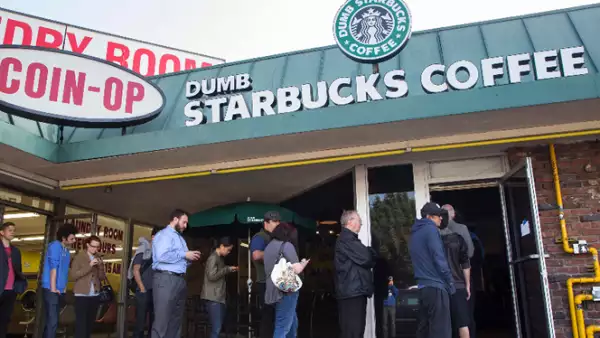 ‘Dumb Starbucks’ abrió el fin de semana con el ya conocido logo de la sirena, en Los Ángeles
