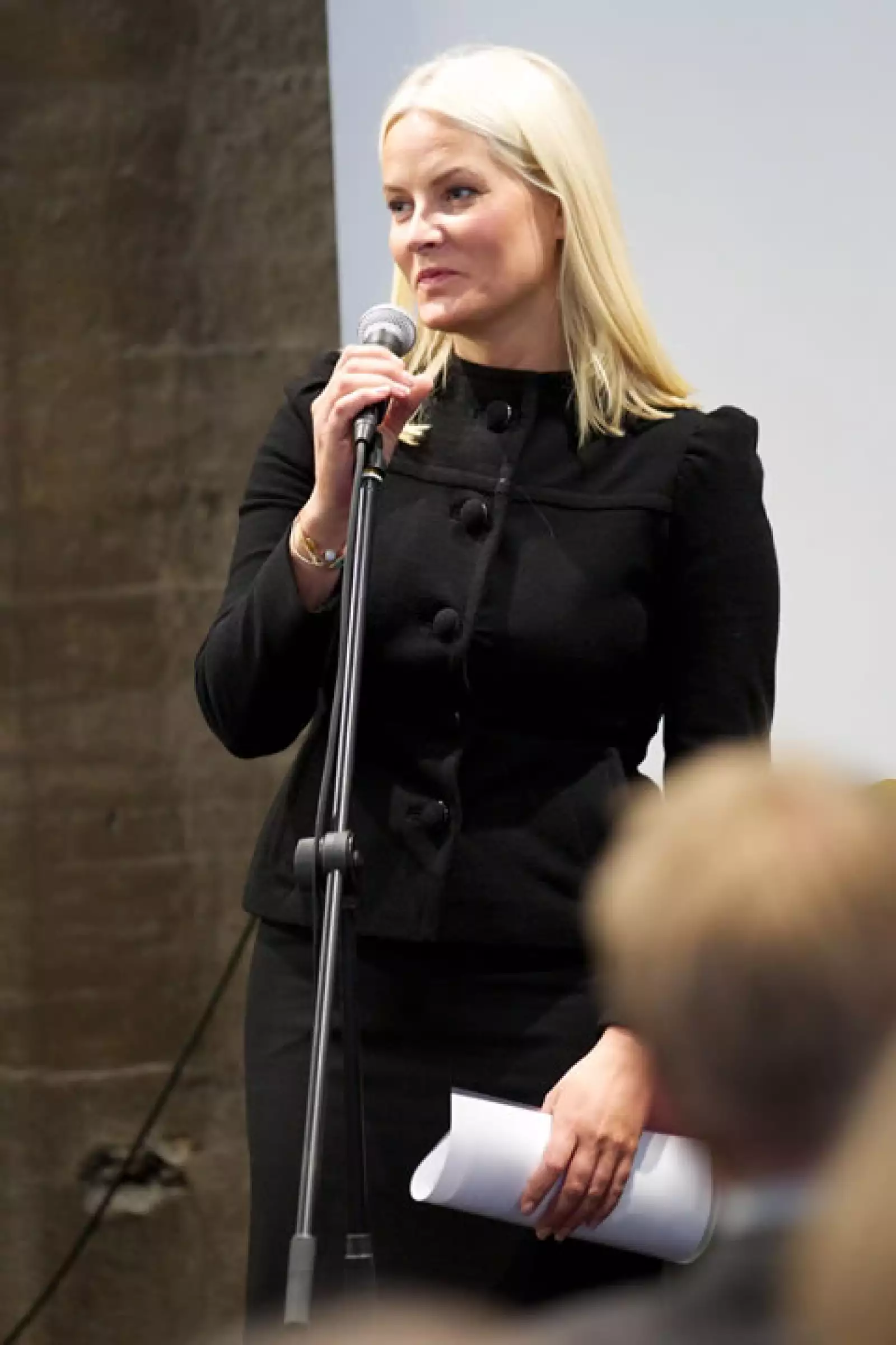 La futura Reina de Noruega en un abrigo negro.