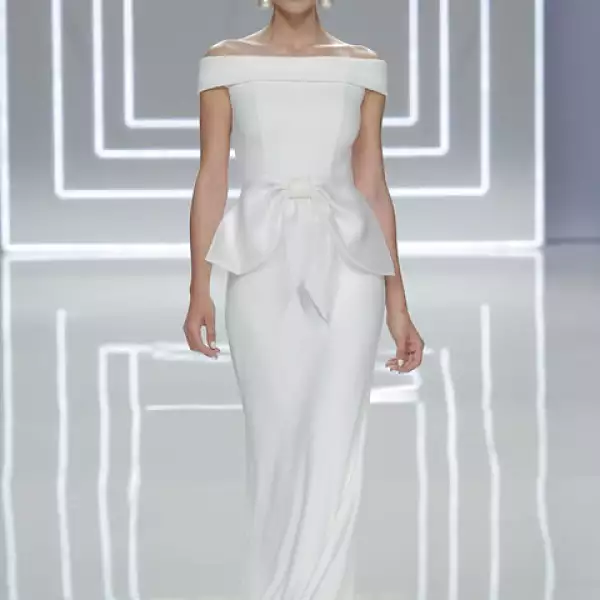 Vestido Nesga de crepe de seda con escote barco y lazo tulipan de organza de seda.