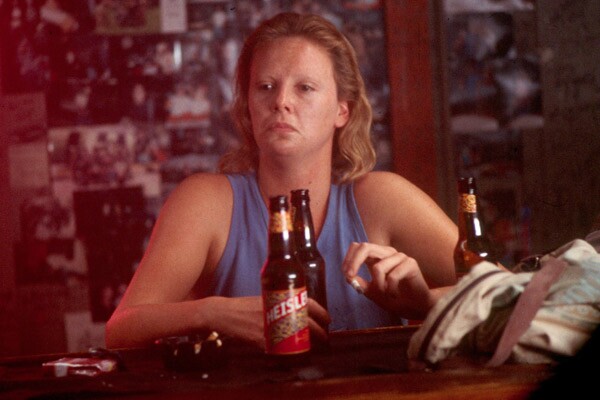 La actriz sudafricana Charlize Theron ganó un Oscar por dar vida a una lesbiana asesina serial en la película Monster.