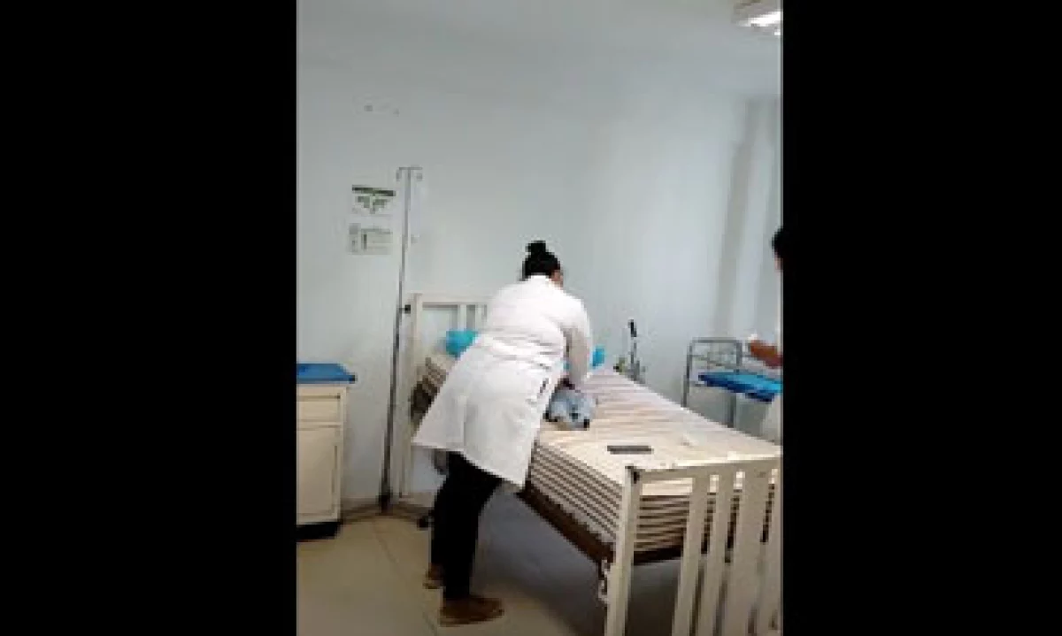 Un bebé de nueve meses murió en el Centro de Salud del municipio de Cuapiaxtla por la falta de recursos. (Foto: YouTube/León Hernández )