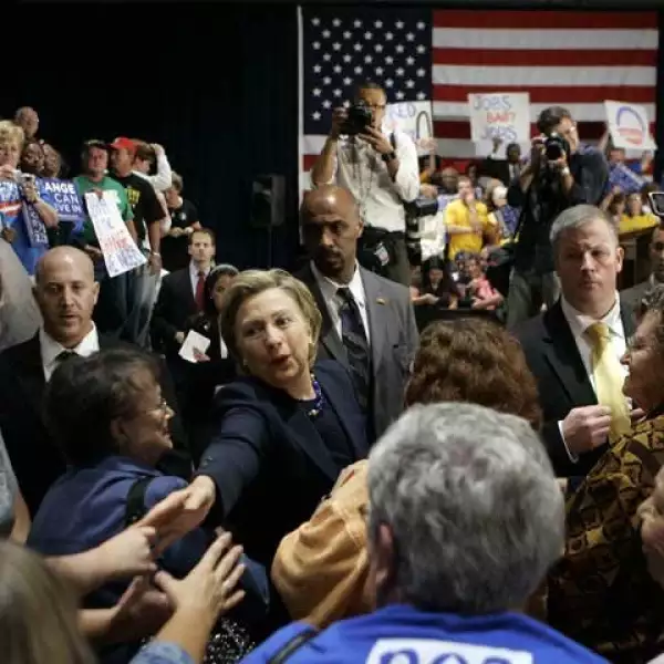 La senadora Hillary Clinton también estuvo muy activa en St. Charles, Missouri, haciendo campaña por su compañero de partido, el demócrata Barack Obama.