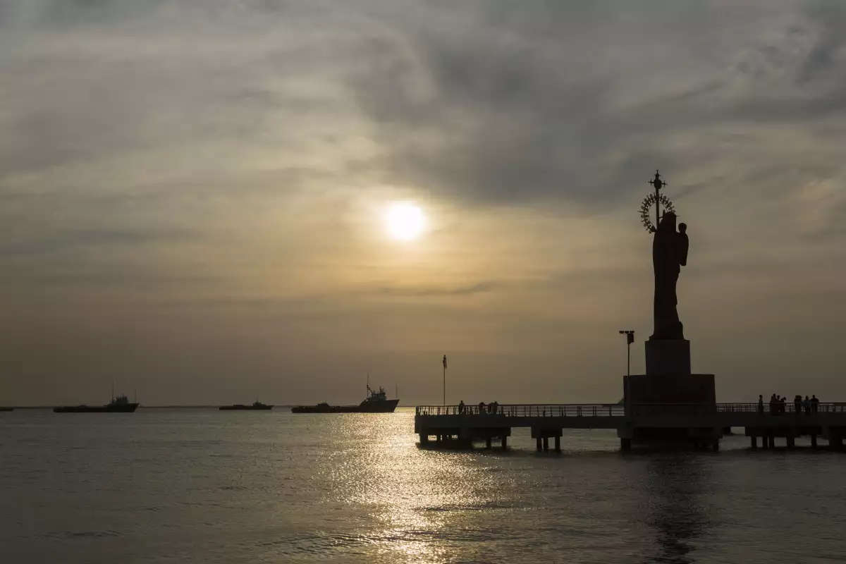 Las plataformas y embarcaciones anclan a las orillas del puerto de Ciudad del Carmen a la espera de que los precios del barril de crudo se recuperen, y reanimen las actividades.