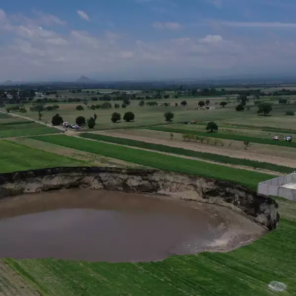 Socavón registrado en una zona cultivos de la comunidad de Santa María Zacatepec el cual ha incrementado su tamaño aproximadamente a 80 metros de diámetro y  20 metros de profundidad.