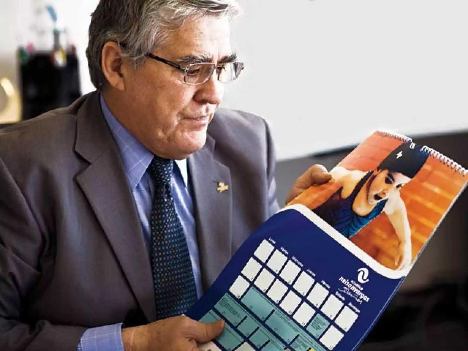 Presente. Nelson Vargas mostró un calendario con fotos de Silvita.