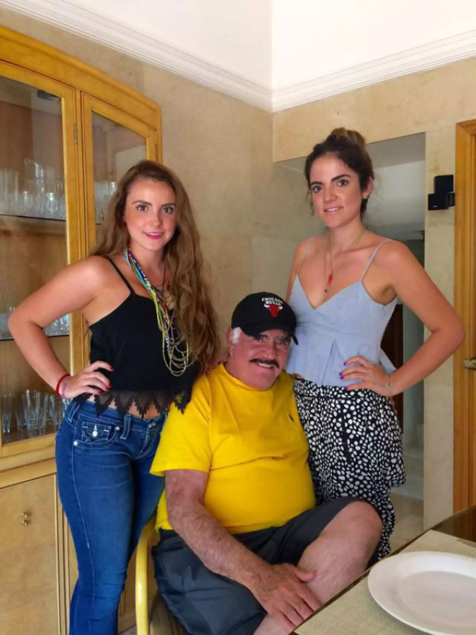 Don Vicente con sus nietas Sissi y Fernanda, hijas de Vicente Jr.