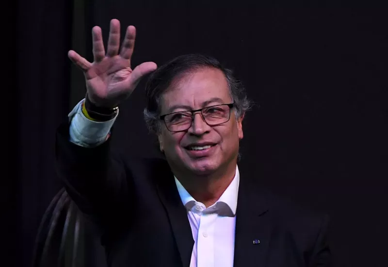 El presidente colombiano Gustavo Petro saluda a su llegada a la reunión entre el gobierno, el liderazgo de la guerrilla del Ejército de Liberación Nacional (ELN) y las organizaciones civiles en Bogotá el 3 de agosto de 2023.