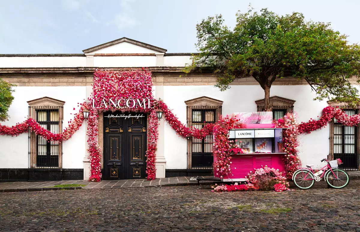 LANCOME-FLORES-CDMX-CIUDAD DE MEXICO-ROSA-ROSAS-FACHADA-EXPLOSION-FELICIDAD.jpg