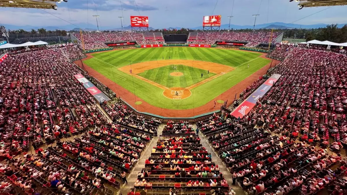 El béisbol vive su apogeo en México mientras la avalancha de publicidad transforma el juego