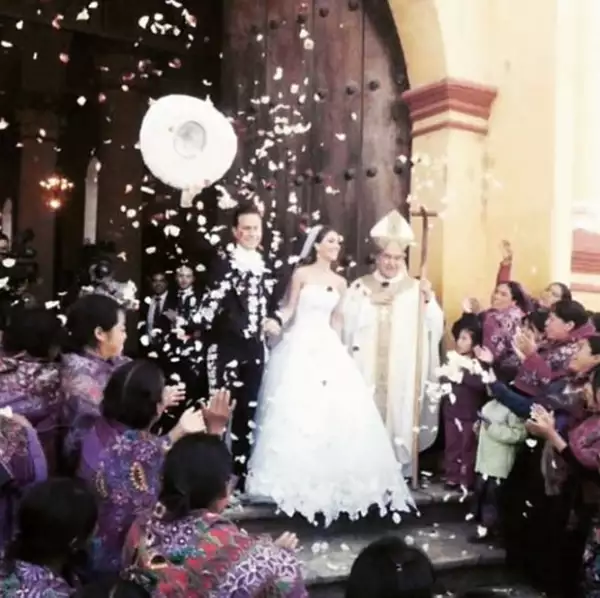 `No tuvimos una gran fiesta ni tampoco estamos ahora volando a una luna de miel... Somos dos persona conscientes y en este momento mi ahora esposo tiene q trabajar mucho por su estado´, dijo Anahí para informar sus planes como esposos.