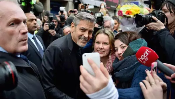 El actor visitó el café Social Bite, negocio que dona sus beneficios a las personas sin hogar. Durante su parada ahí, causó sensación con el personal.