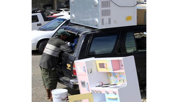 Otros saqueadores abarrotaron sus camionetas con electrodomésticos como televisiones y ventiladores y también con bebidas alcohólicas.