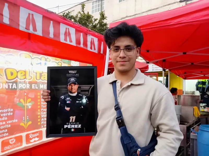 Vendedor de fotografías de pilotos de la Fórmula 1 en la CDMX.