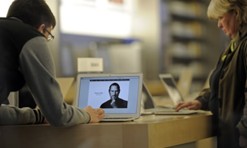 Tras la muerte de Jobs, la editorial Simon & Schuster adelantó un mes el lanzamiento de la biografía escrita por Isaacson. (Foto: AP)