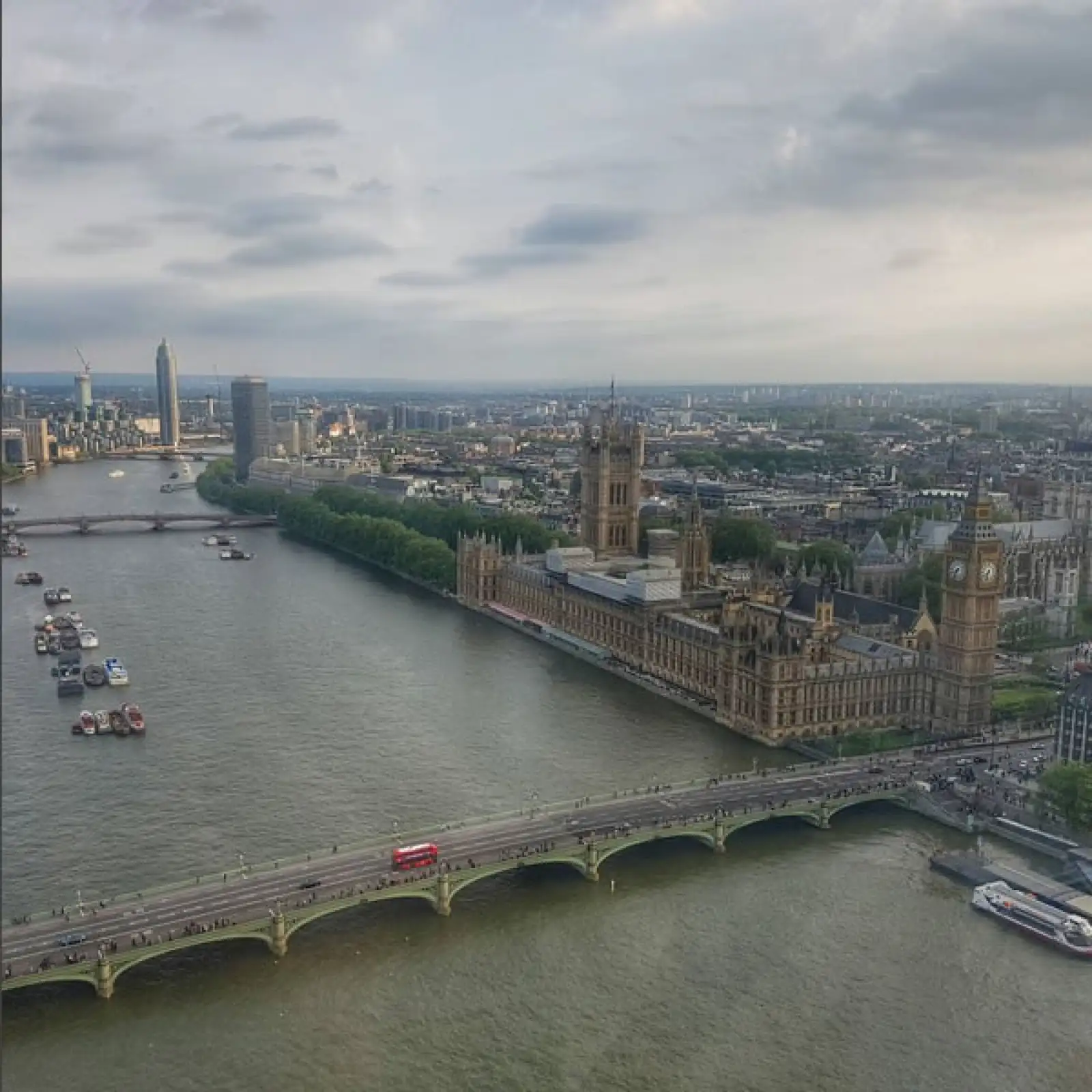 Una vista panorámica del Parlamento y el río Támesis desde London Eye.