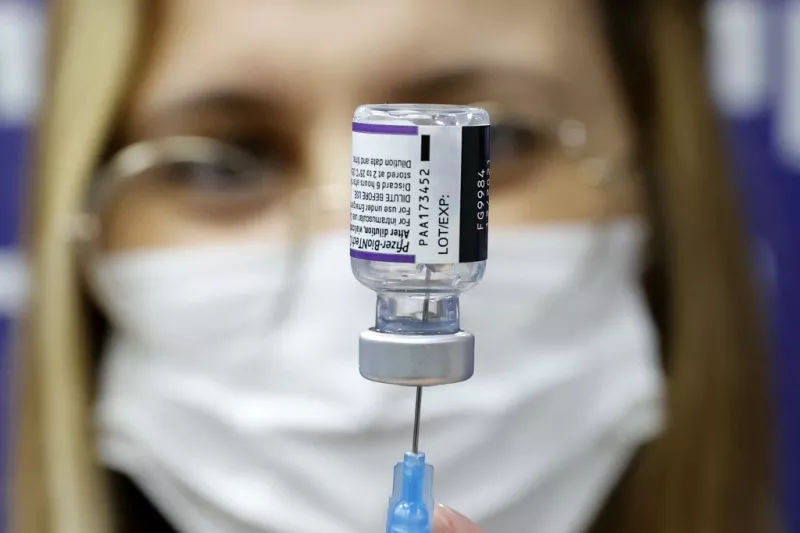 Una médico prepara una dosis de la vacuna de Pfizer/BioNTech contra el coronavirus que será usada como cuarta dosis, en un hospital en Tel Aviv, Israel. 