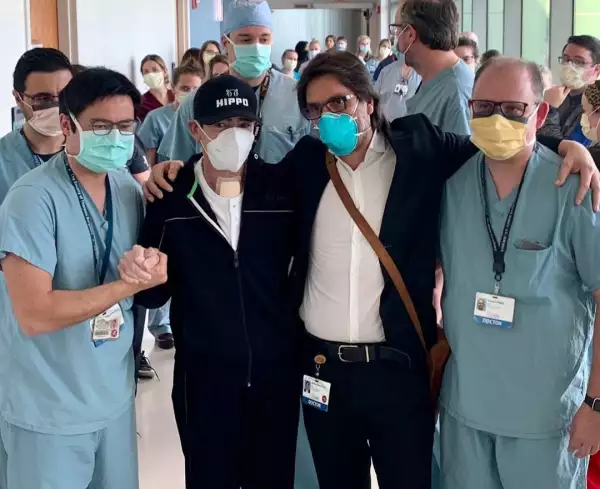 Toño Mauri y un grupo de médicos