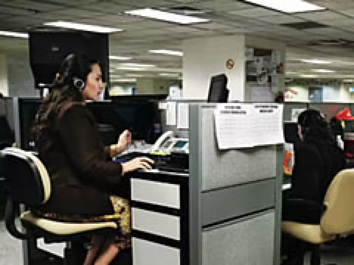 Tres telefonistas atienden los comentarios y señalamientos de empleados de Scotiabank. Las quejas luego son atendidas por un ombudsman interno. (Foto: Especial)