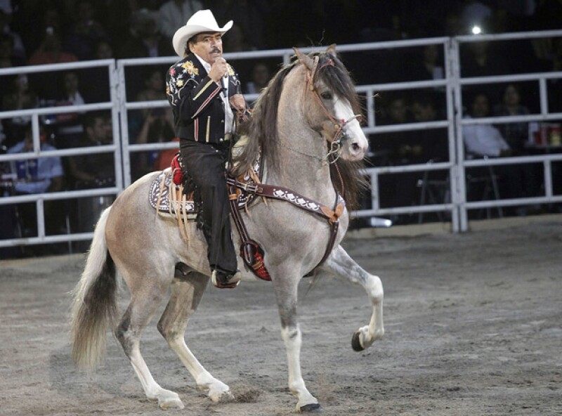 El sacerdote compartió que, al momento de fallecer, Joan Sebastian fue despedido con aplausos por sus amigos y familiares.