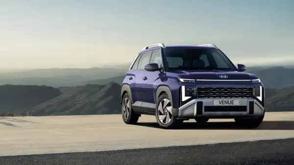 El nuevo Hyundai Venue en color morado sobre una plataforma de concreto y detrás un fondo montañoso.