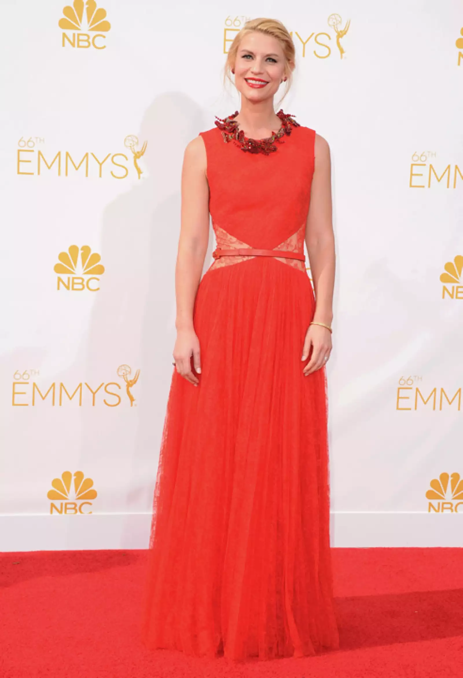 Claire Danes impactó la alfombra roja de los Emmys el año pasado con este vestido rojo de encaje de Givenchy.
