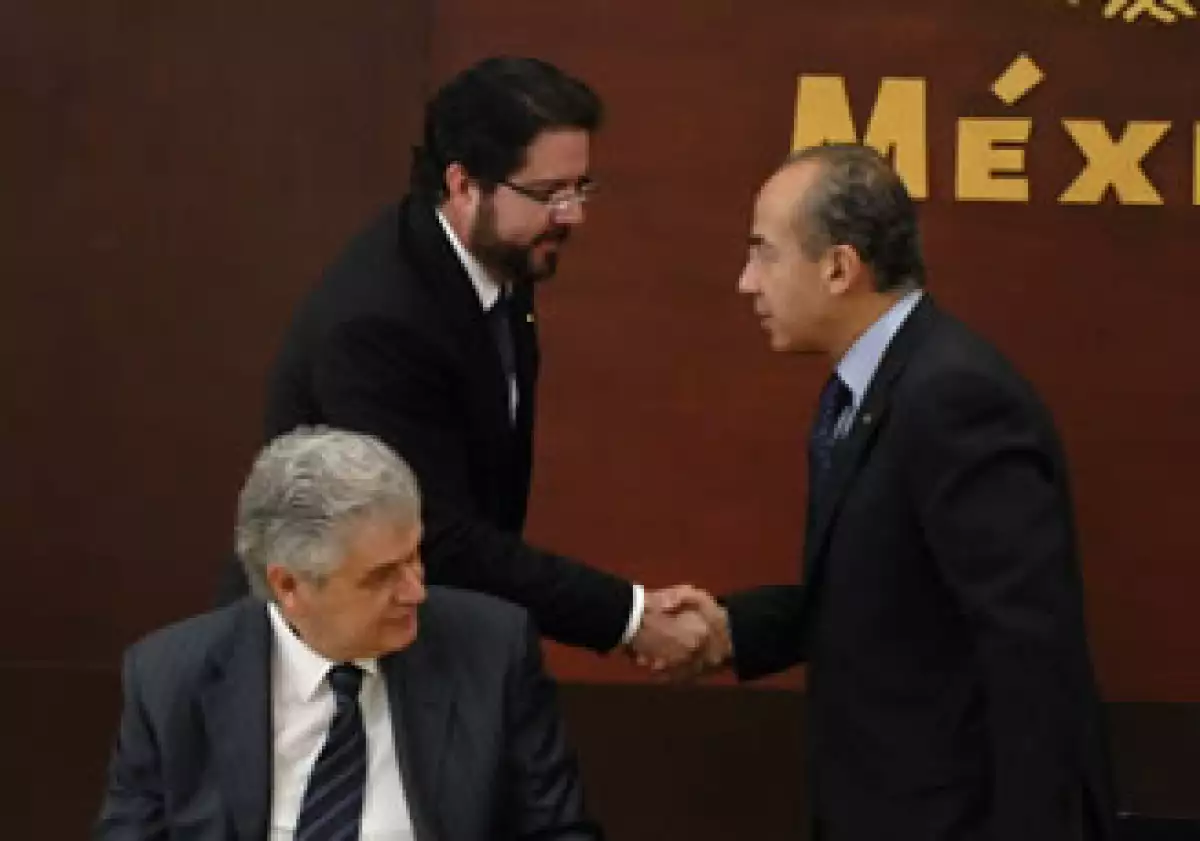 Antonio Vivanco prometió continuar con la homologación del servicio eléctrico en el país. (Foto: Notimex)
