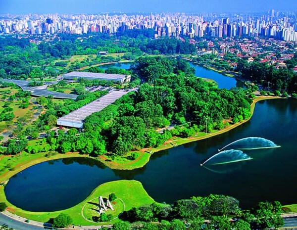 Parque do Ibirapuera, para ir a caminar o correr y después tomar un delicioso açai o agua de coco.