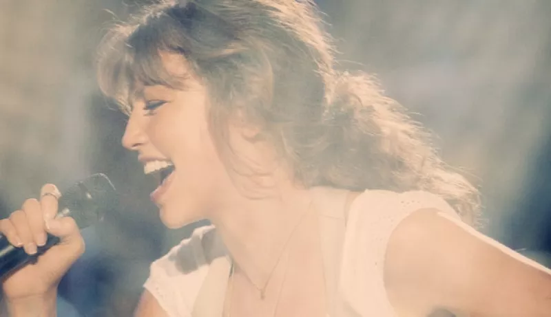 La cantante mexicana, quien llegó a México para promocionar su álbum Primera Fila, olvidó la letra de la canción `Equivocada´ durante su presentación en vivo en un programa televisivo.