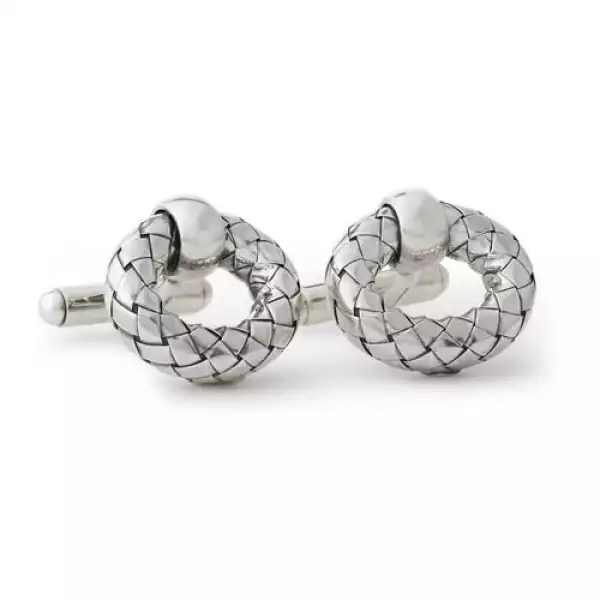 Las mancuernillas tienen que ser parte de tu look, sí o sí. No tienes pretexto para usar camisas con botones desgastados.