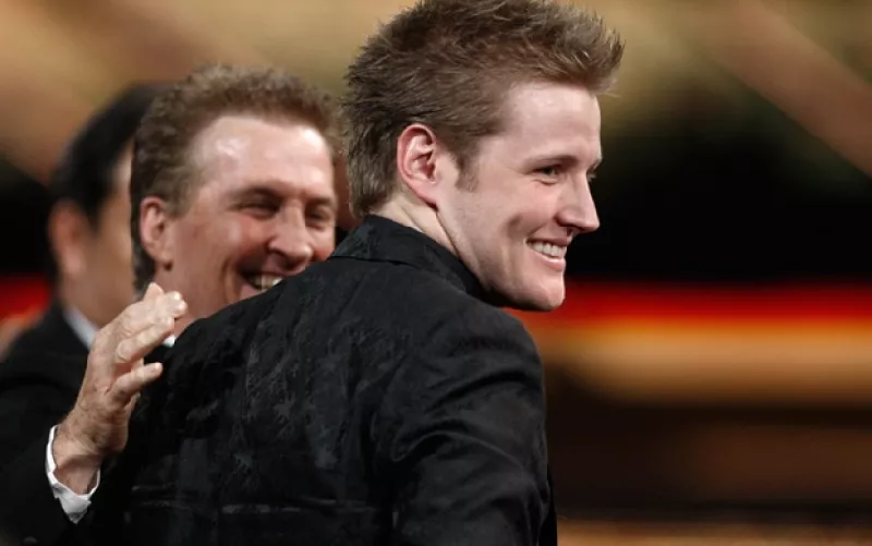 El joven cantante recibió el Grammy Latino como Mejor Artista Nuevo y agradeció a Dios, a su familia, en especial a su padre, a quien calificó como su maestro.