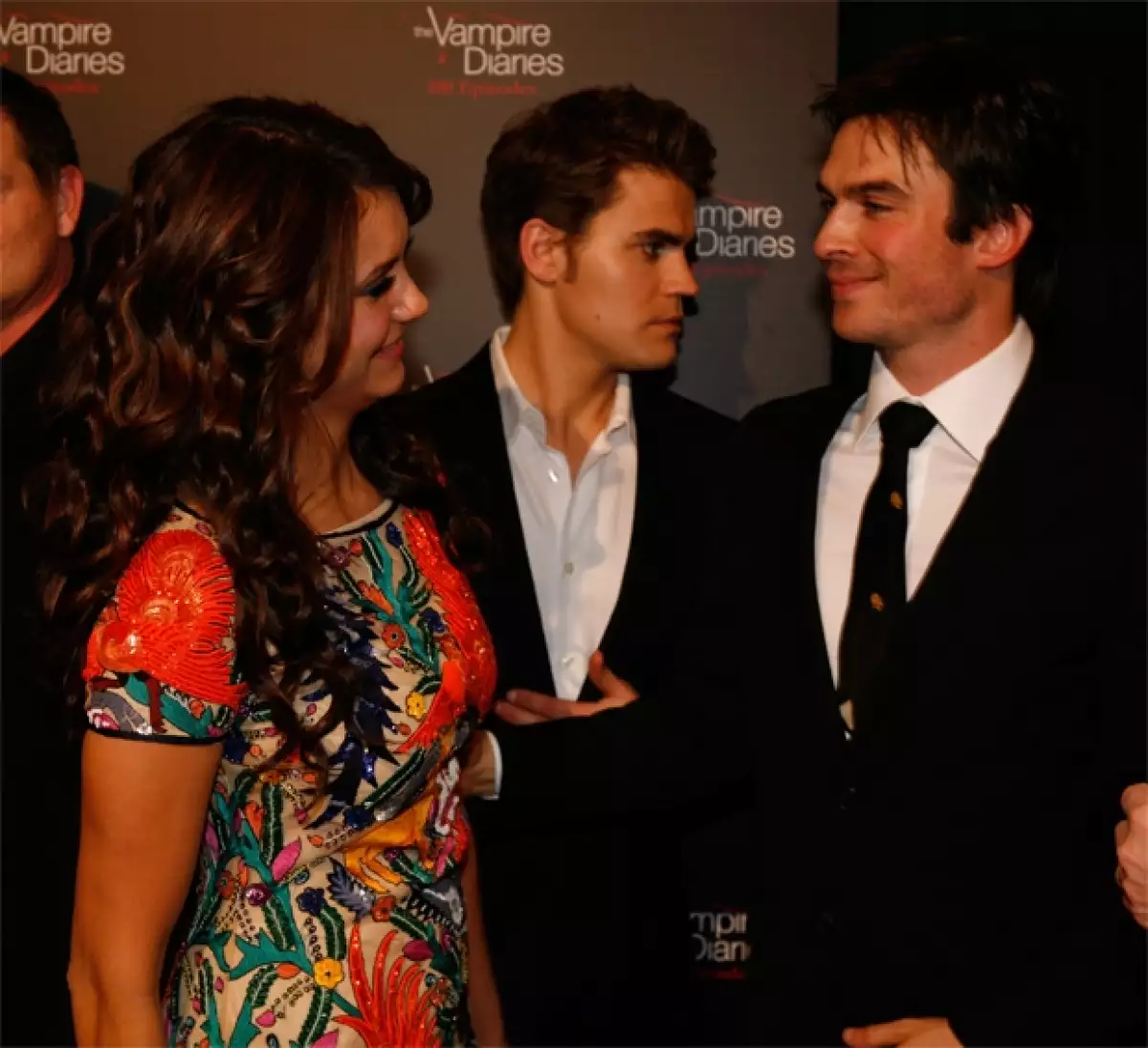 En medio de rumores de una posible reconciliación, Nina Dobrev, Ian Somerhalder y el elenco de The Vampire Diaries celebraron el centenar de capítulos de la producción filmada en Atlanta, Georgia.