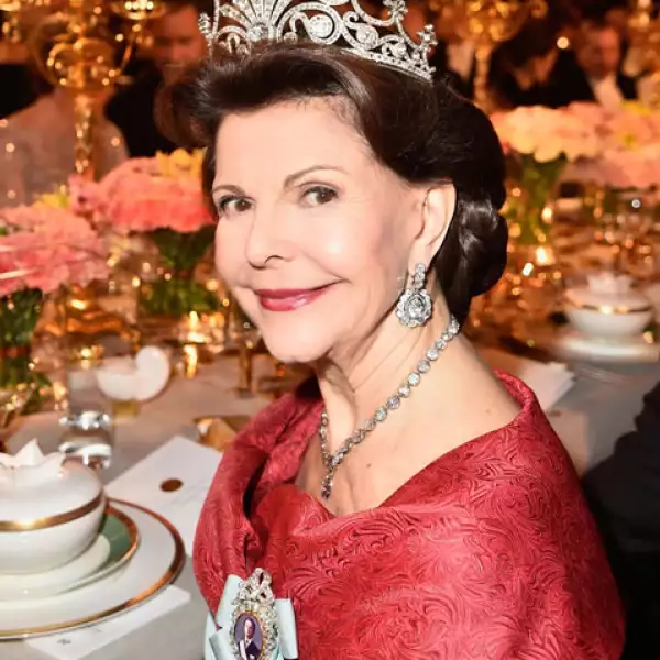 Por su parte la reina Silvia lució la diadema de las Nueve Puntas, conocida también como tiara de la reina Sofía (de Nassau).