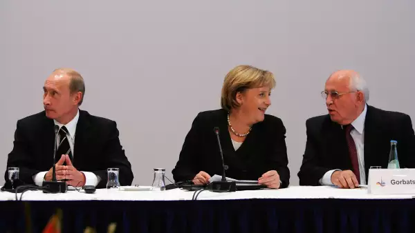 DRESDEN, ALEMANIA - 10 DE OCTUBRE: (L-R) El presidente ruso Vladimir Putin, la canciller alemana Angela Merkel y el ex presidente ruso Mikhail Gorbachev asisten a la conferencia de diálogo germano-rusa de Petersburgo el 10 de octubre de 2006 en Dresden, Alemania. Vladimir Putin se reunió antes con la canciller alemana, Angela Merkel, para conversaciones bilaterales.