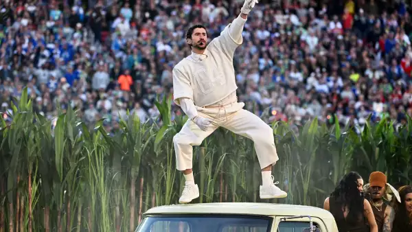 El cantante puertorriqueño Bad Bunny actúa durante el Super Bowl LX Patriots vs Seahawks Apple Music Halftime Show en el Levi's Stadium en Santa Clara, California, el 8 de febrero de 2026.