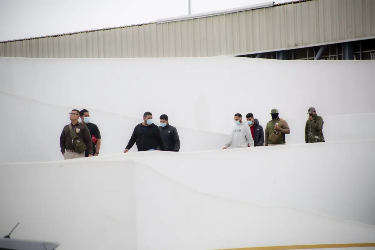 Decenas de venezolanos son deportados por Tijuana.