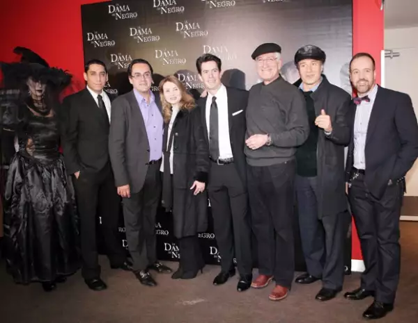 Parte del actual elenco de la obra de teatro La Dama de Negro asistió a la premiere de la cinta.