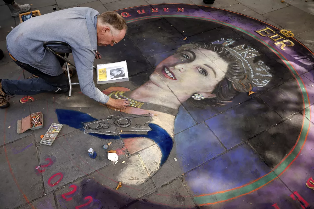 The Nation Mourns The Death Of Queen Elizabeth II - Monday