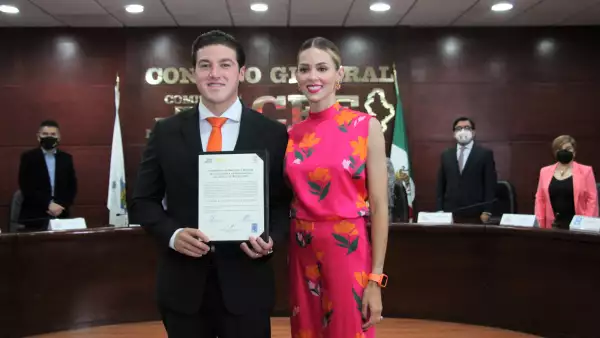 Samuel García recibe su constancia como gobernador electo de Nuevo León