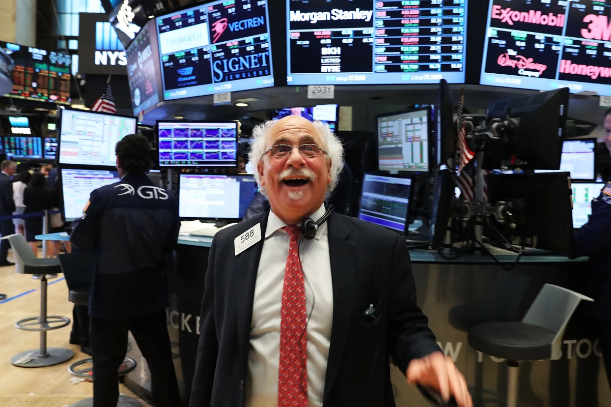 Wall Street fue impulsado por las sólidas ventas minoristas en EU. (Foto: Getty Images)