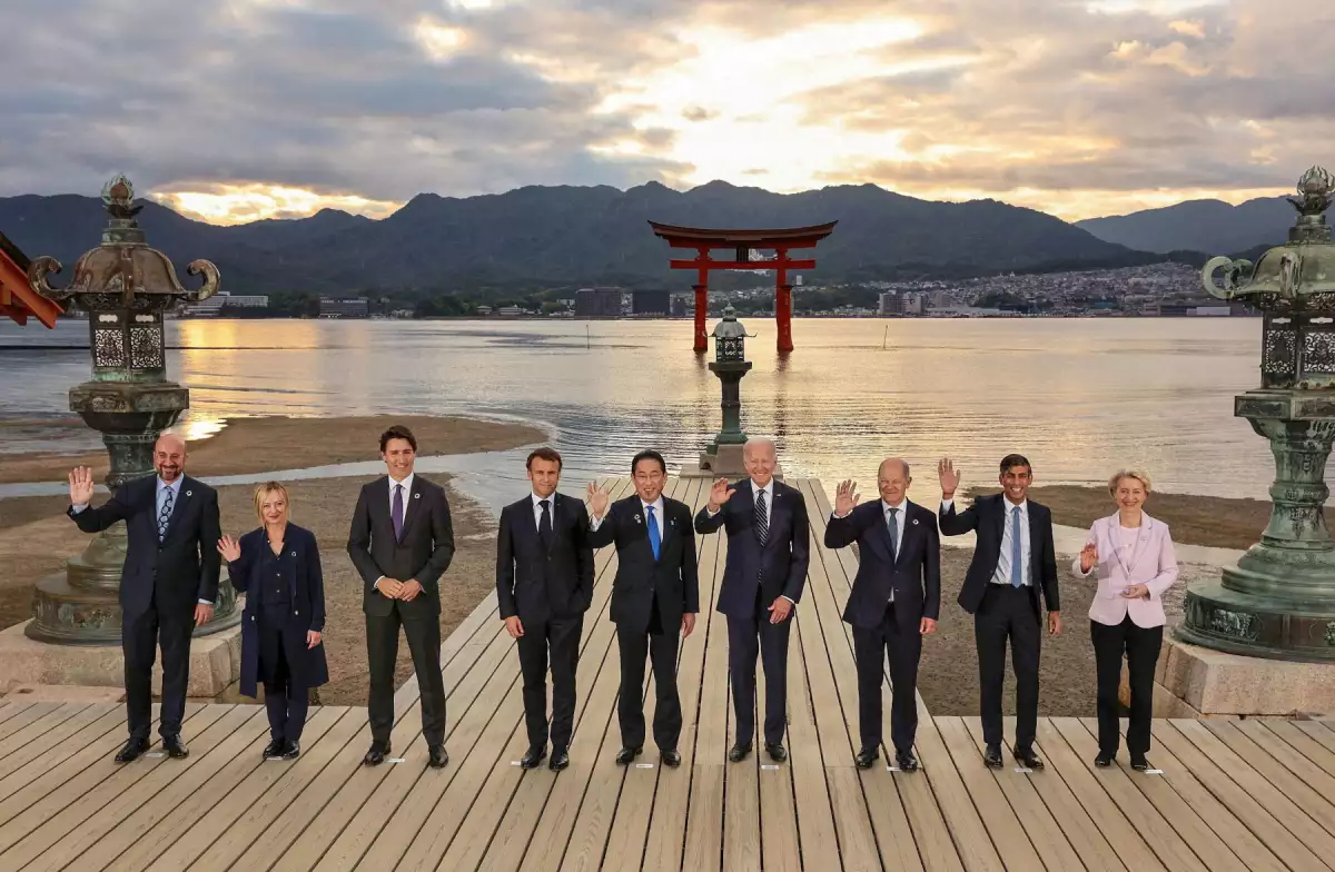 El presidente de Estados Unidos, Joe Biden, el canciller de Alemania, Olaf Scholz, el primer ministro de Gran Bretaña, Rishi Sunak, la presidenta de la Comisión Europea, Ursula von der Leyen, el presidente del Consejo Europeo, Charles Michel, la primera ministra de Italia, Giorgia Meloni, el primer ministro de Canadá, Justin Trudeau, el presidente de Francia, Emmanuel Macron, y el presidente de Japón. El primer ministro Fumio Kishida asiste a una sesión de fotos familiar en el santuario de Itsukushima durante la cumbre de líderes del G7 en Hatsukaichi, prefectura de Hiroshima, en el oeste de Japón, el 19 de mayo de 2023, en esta foto publicada por Kyodo. 