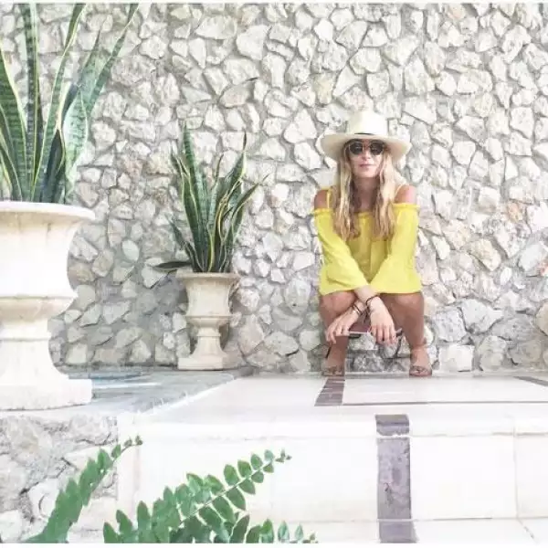 Bea de la Borbolla en Valladolid Yucatán. Básico de verano: vestido off shoulder amarillo.