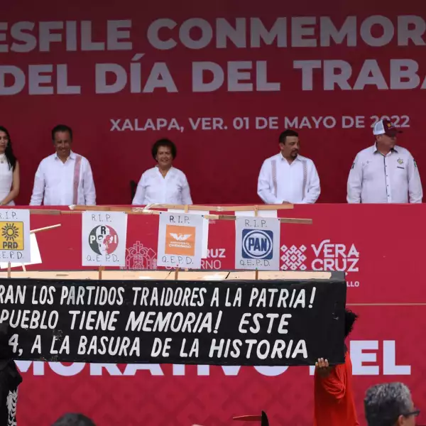 Protesta durante el desfile del Día del Trabajo en Xalapa, el cual fue encabezado por el gobernador Cuitláhuac García.