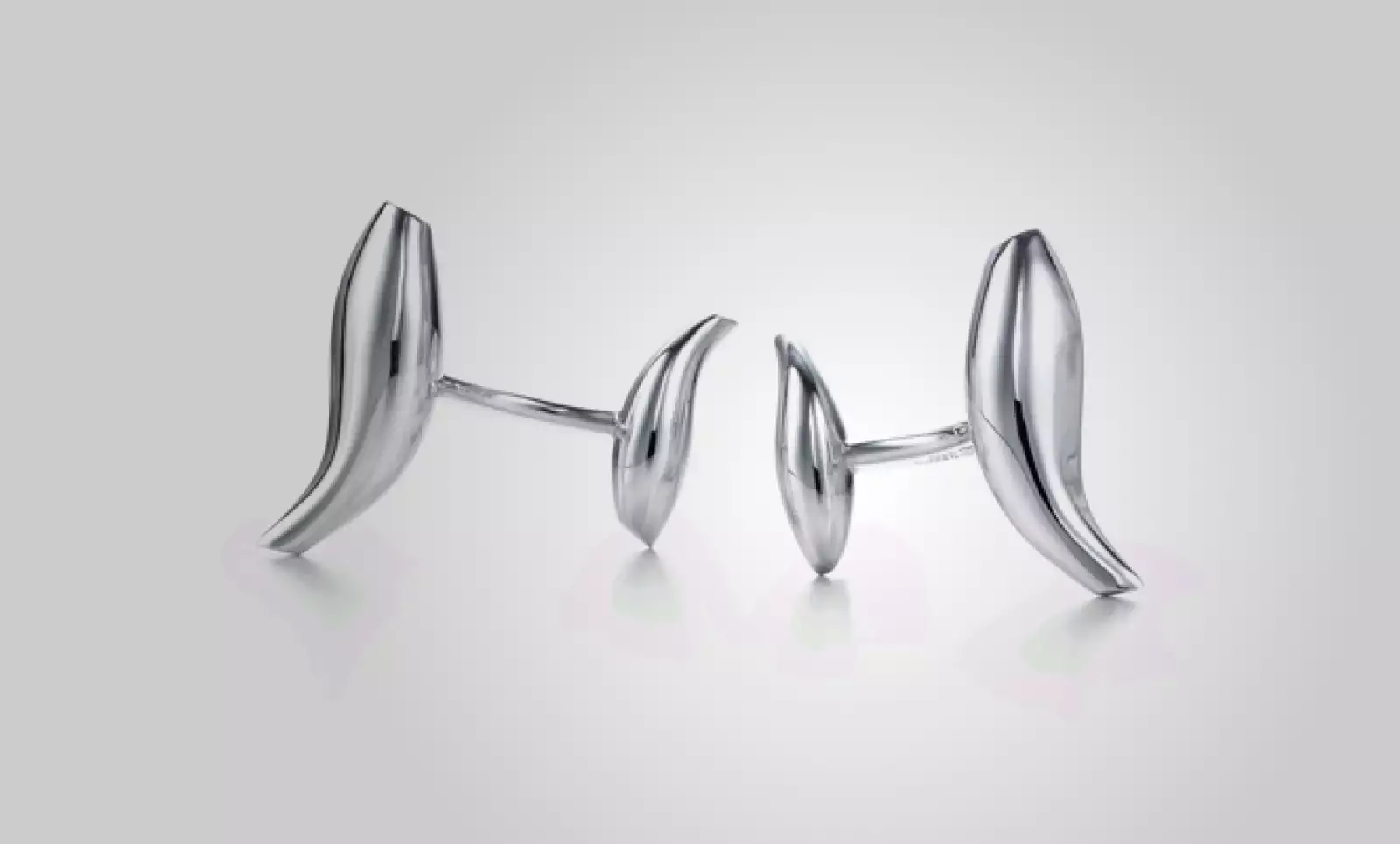 Las mancuernillas en forma de gota resaltarán en tu camisa.